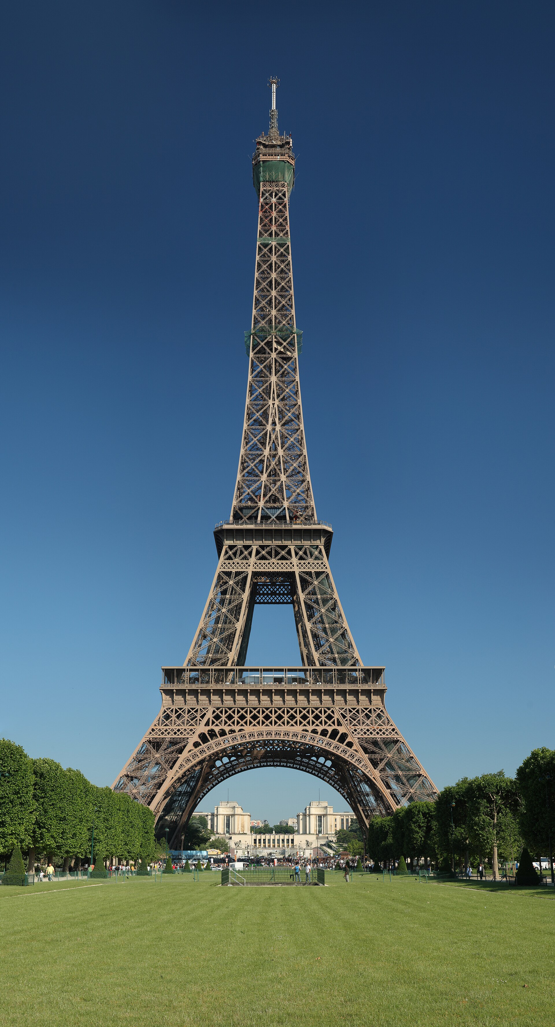 Eiffel Tower, Paris — best bank account for Bangladeshis in France